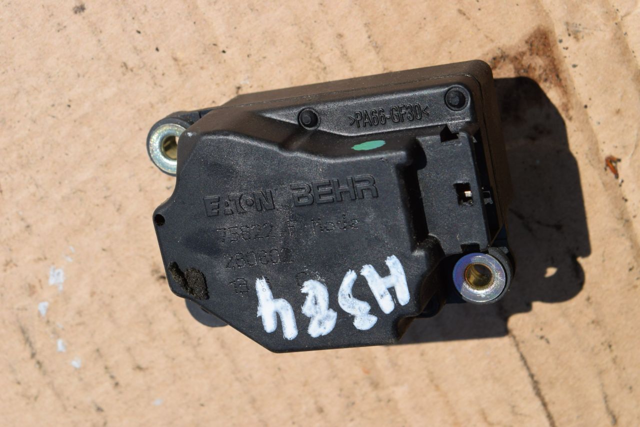 моторчик заслонки печки Volvo XC70 2 поколение 2002, 2.5 л., Ti, B 5254 T2, бензин, МКПП, универсал, полный подключаемый привод, 75622FMODE - фото №1