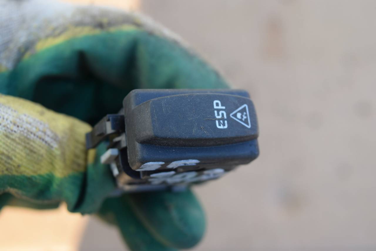 кнопка ASC / ESP Renault Laguna 2 поколение 2003, 1.9 л., дизель, МКПП, хетчбэк 5 дв., 2648802 - фото №1