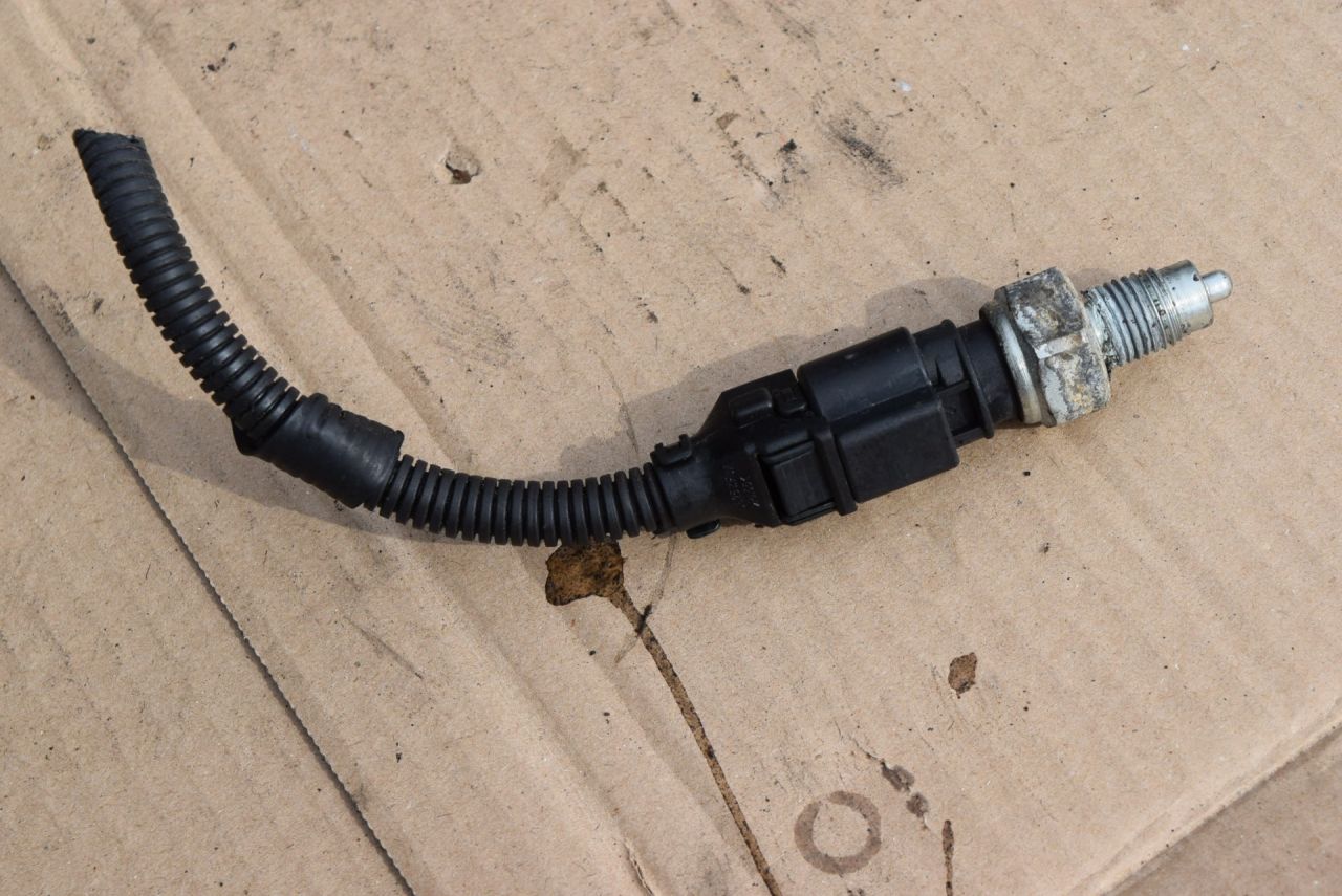 датчик заднего хода (лягушка) Hyundai Tucson 1 поколение 2004, 2.0 л., дизель, МКПП - фото №1