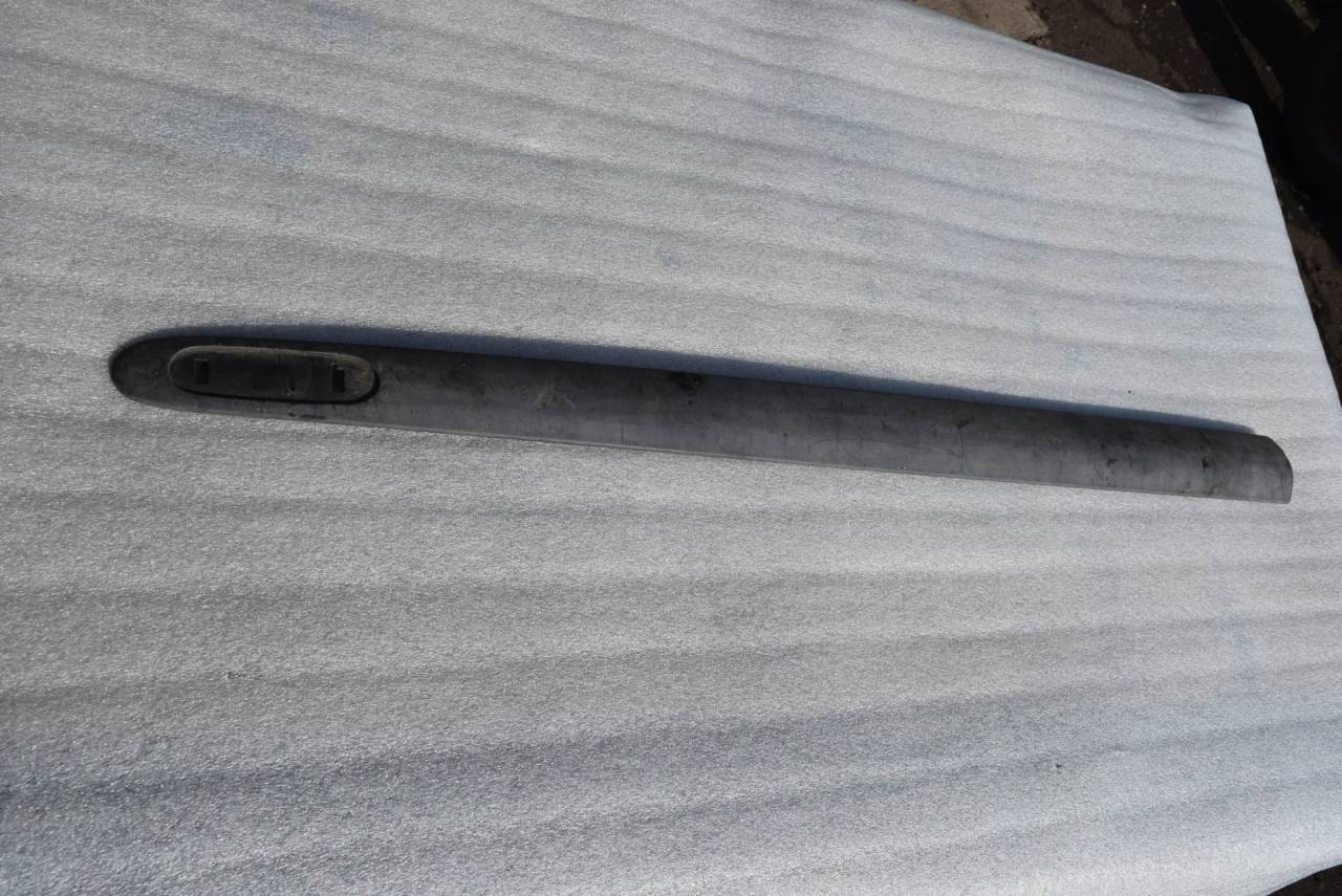 молдинг двери передней правой Renault Megane 1 поколение 1996, 1.6 л., K7M 720, бензин, 7700834102 - фото №1