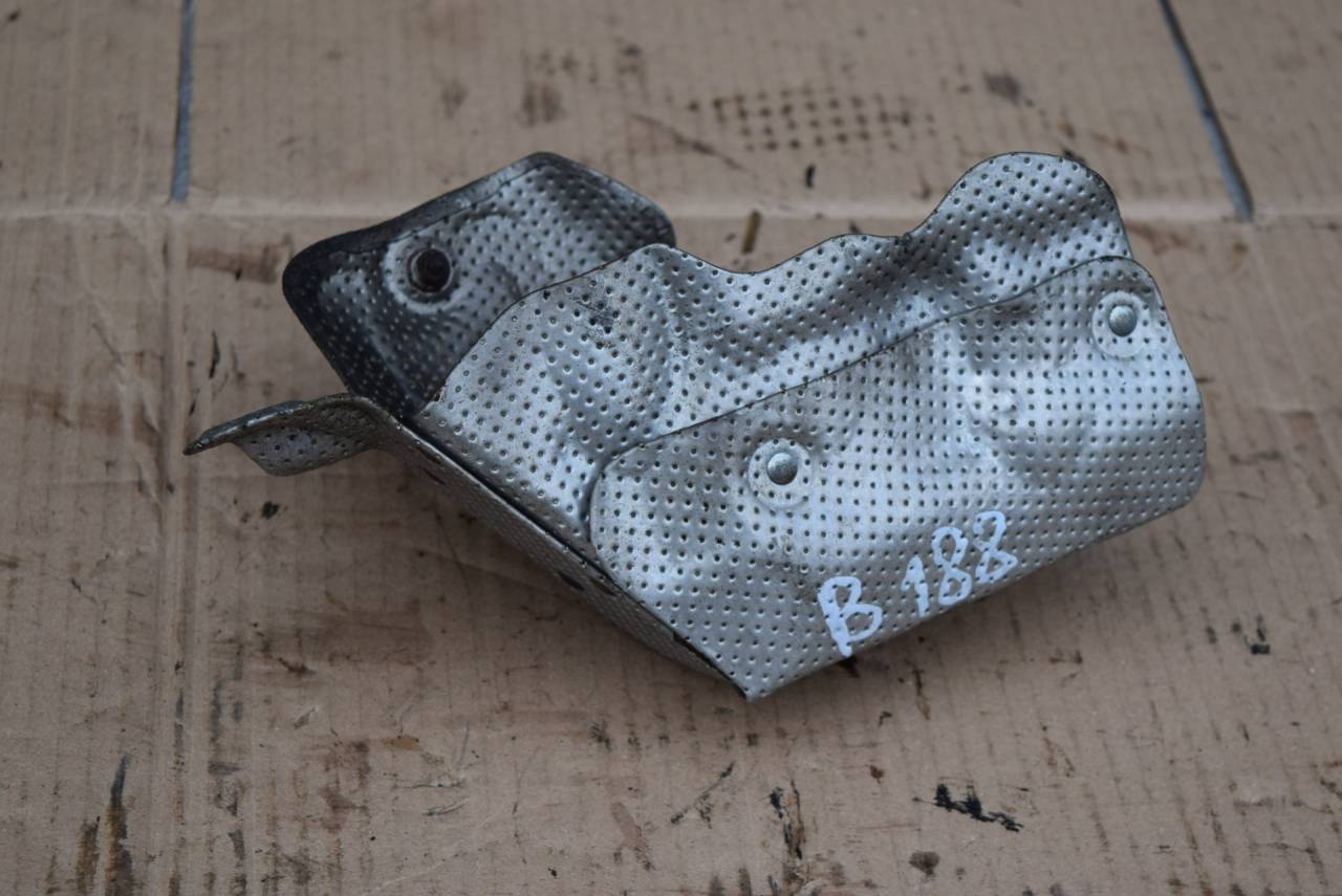 тепловой экран глушителя Volvo XC60 1 поколение 2009, 2.4 л., D5, D 5244 T10, дизель, АКПП, полный подключаемый привод, 30757296AE, 30757296 - фото №1