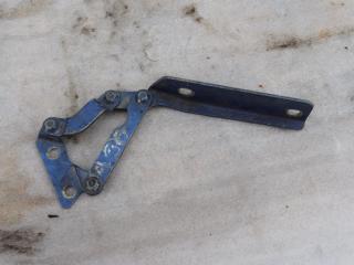 петля капота левая Mercedes-Benz A-Класс W168 1998, 1.4 л., бензин, 1688800128