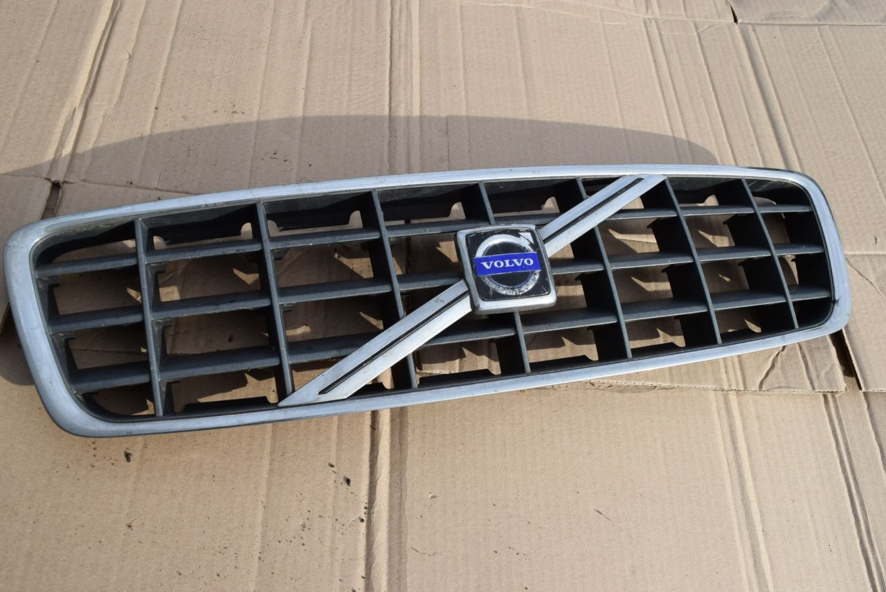 решетка радиатора Volvo XC70 2 поколение 2002, 2.4 л., D 5244 T, дизель, АКПП, универсал, 9190986 - фото №1