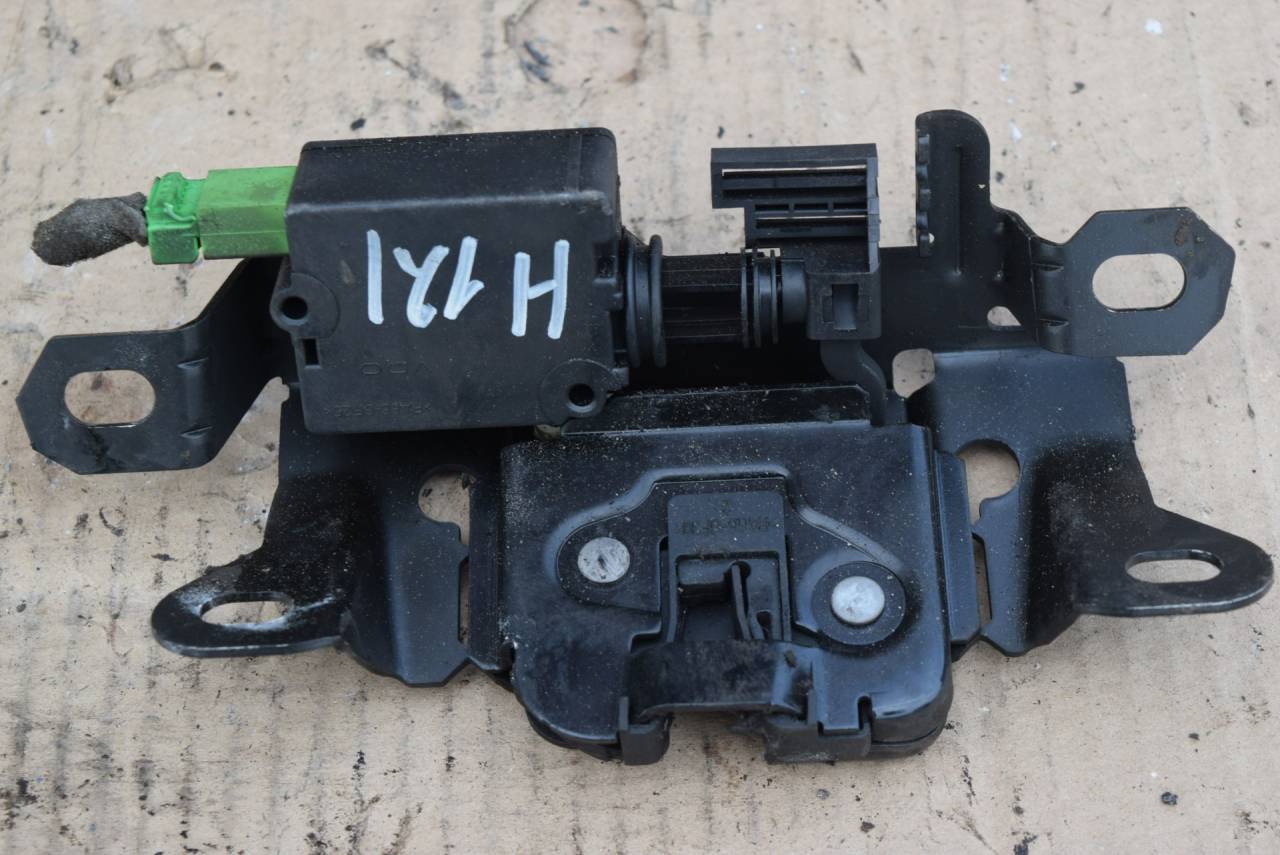 замок багажника Volvo C30 1 поколение 2007, 2.5 л., Ti, бензин, МКПП, серый, хетчбэк 3 дв., передний привод, 30784739 - фото №1