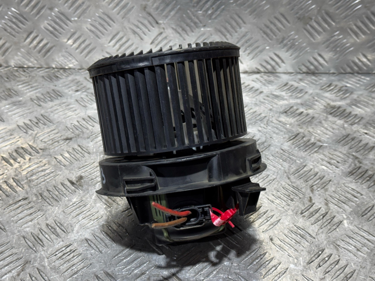 моторчик печки Peugeot 207 1 поколение 2008, 1.6 л., бензин, 5МКПП, темно серый, универсал - фото №1