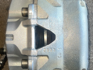 суппорт передний правый Volvo V70 3 поколение 2009, 2.4 л., D 5244 T, дизель, 6МКПП, универсал, 946