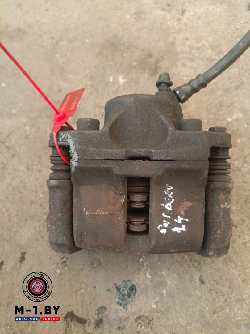 суппорт передний левый Renault Sandero 1 поколение (2009 - 2014), 1.4 л., бензин - фото №1