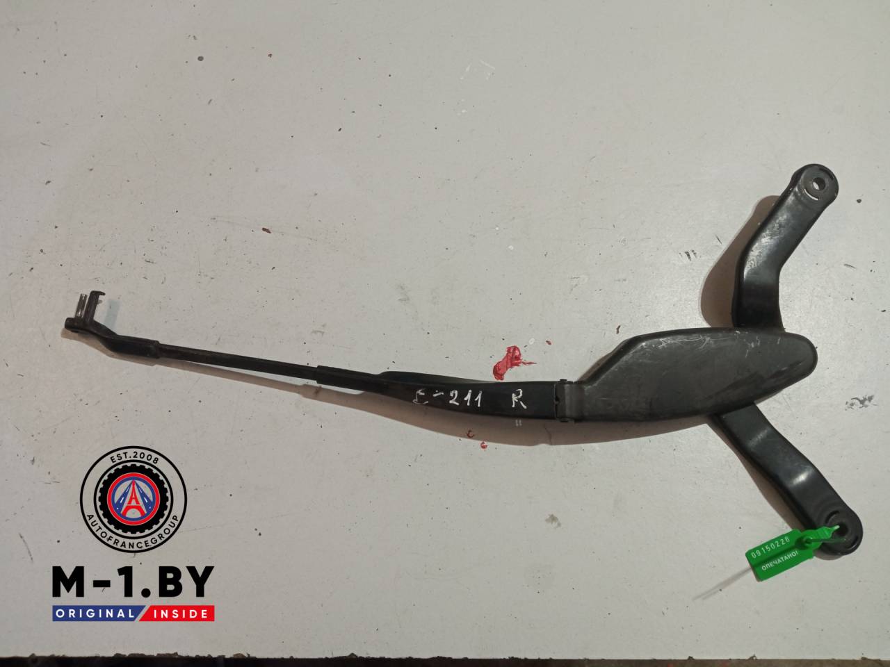 щеткодержатель (поводок стеклоочистителя, дворник) Mercedes-Benz E-Класс W210/S210 (1995 - 1999), A2118200444 - фото №1