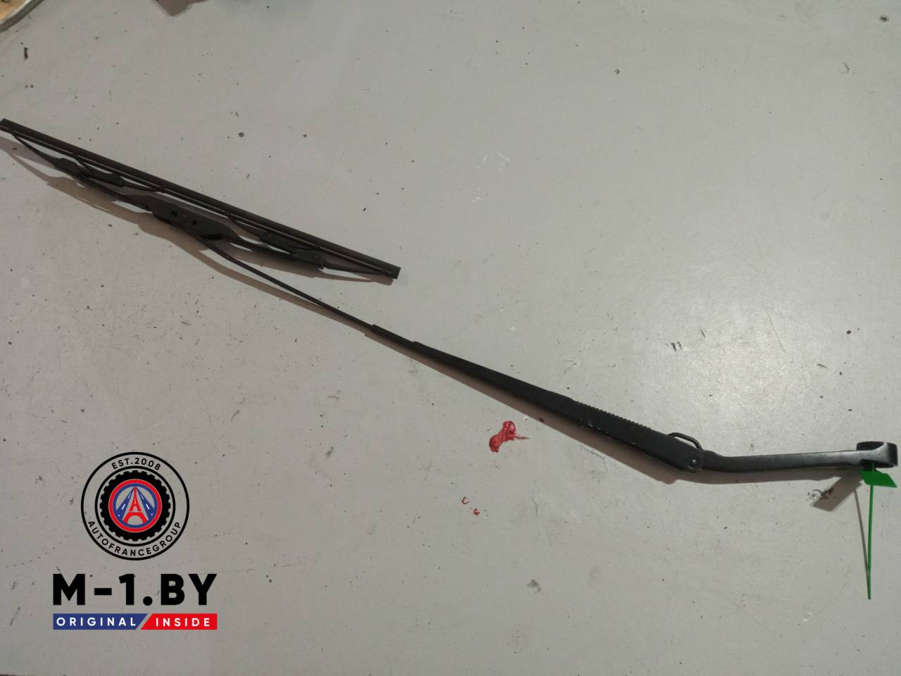 щеткодержатель (поводок стеклоочистителя, дворник) Nissan NV200 1 поколение (2009 - 2025) - фото №1