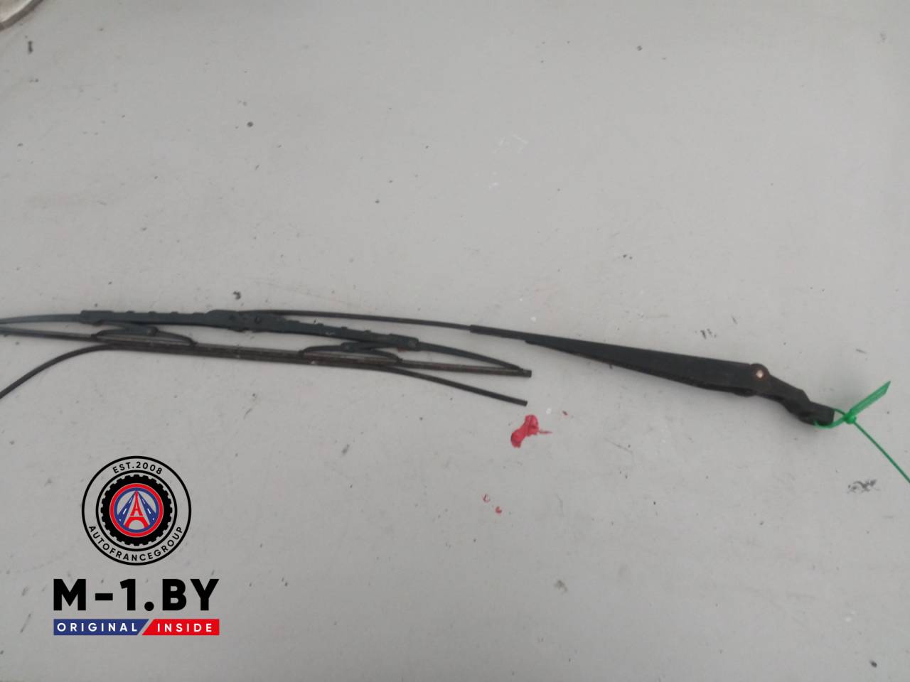 щеткодержатель (поводок стеклоочистителя, дворник) Renault Logan 1 поколение (2004 - 2009) - фото №1