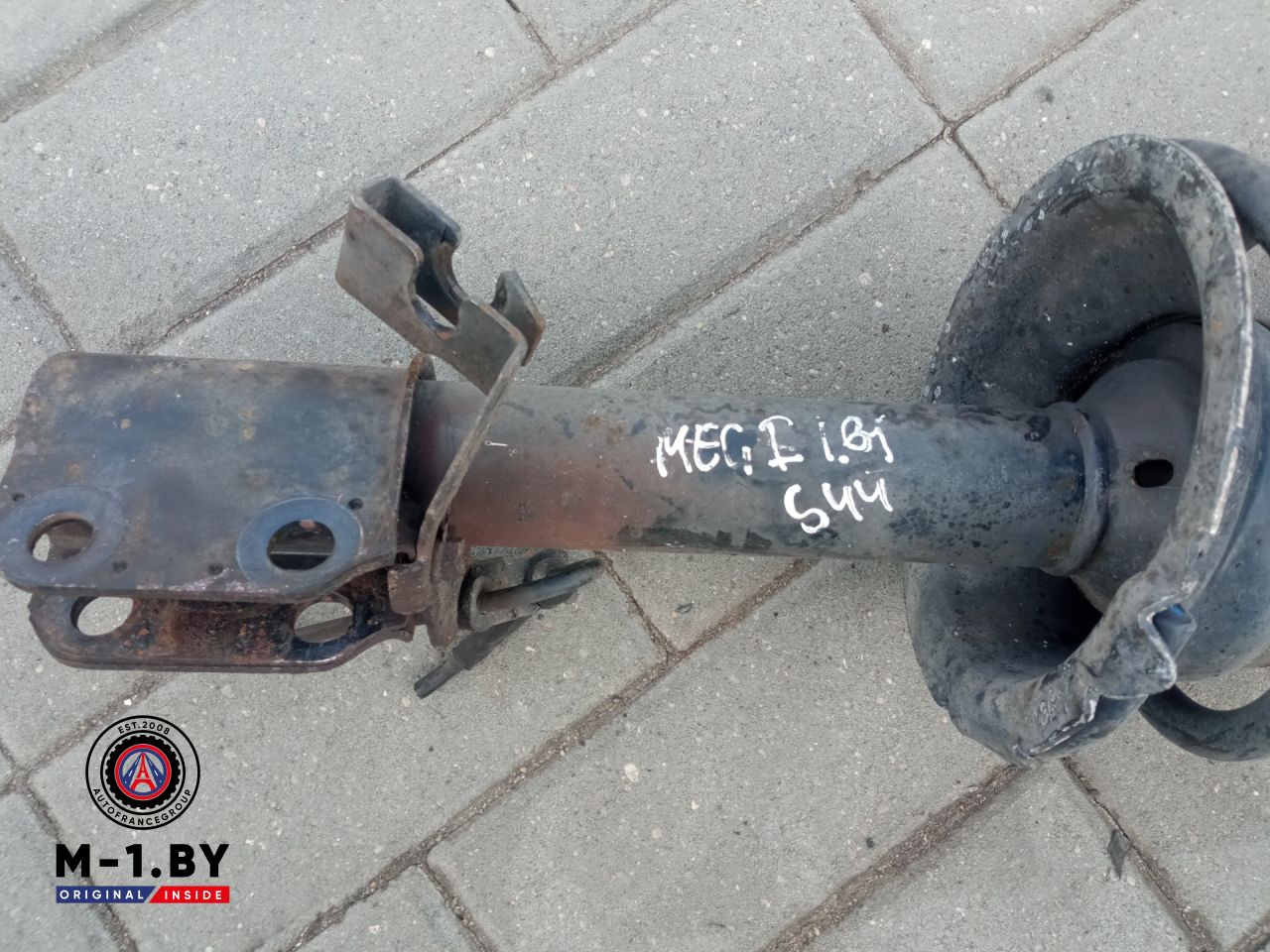 стойка передняя правая Renault Megane 1 поколение (1995 - 1999), 1.8 л., бензин - фото №1