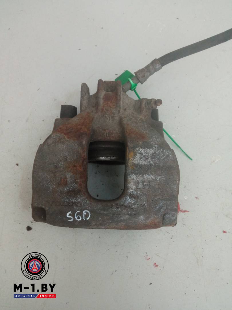 суппорт передний левый Volvo S60 1 поколение (2000 - 2004) - фото №1