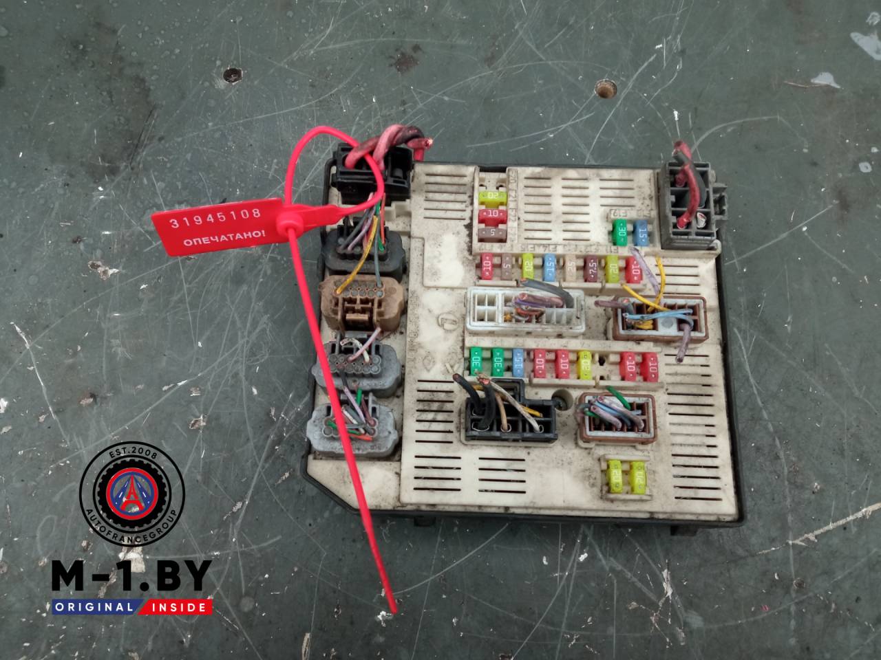 блок предохранителей Renault Megane 3 поколение (2008 - 2014), 284B68372R - фото №1