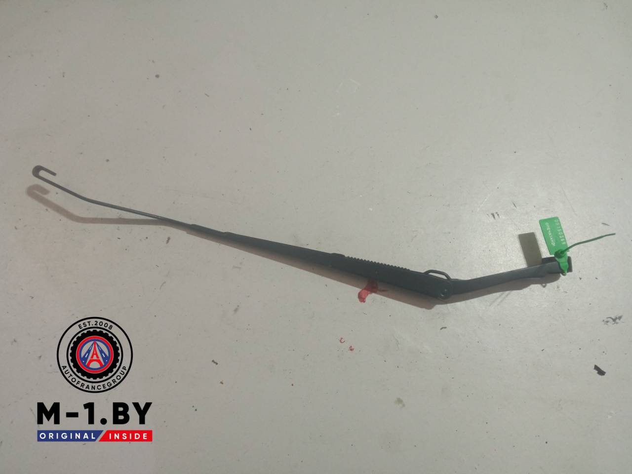 щеткодержатель (поводок стеклоочистителя, дворник) Nissan NV200 1 поколение (2009 - 2025) - фото №1