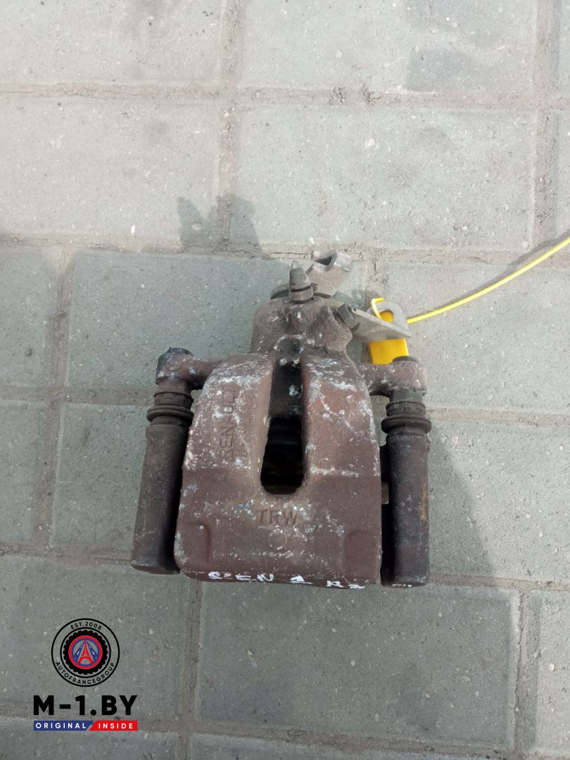 суппорт задний правый Renault Scenic 2 поколение (2003 - 2006) - фото №1