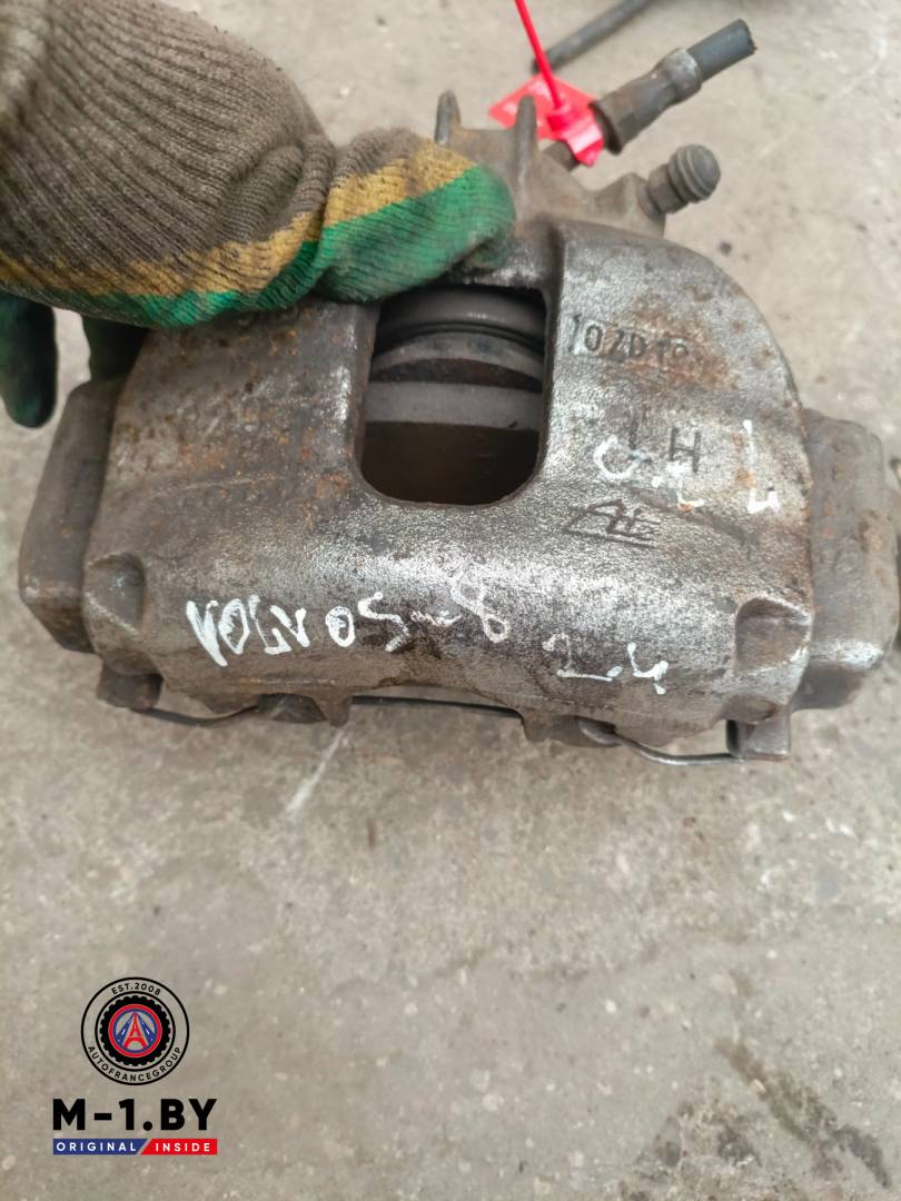 суппорт передний левый Volvo S80 1 поколение (1998 - 2003), 2.4 л., дизель - фото №1