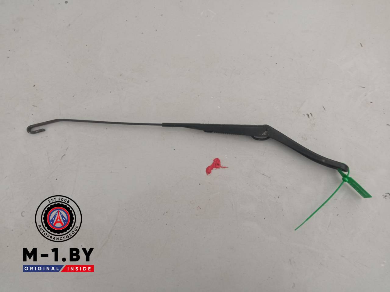 щеткодержатель (поводок стеклоочистителя, дворник) Renault Sandero 1 поколение (2009 - 2014) - фото №1