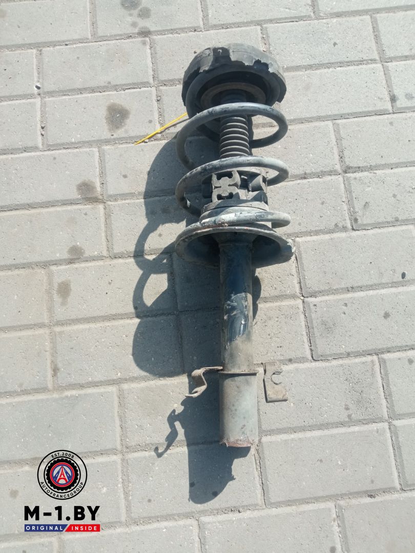 стойка передняя левая Renault Scenic 1 поколение (1996 - 1999), 1.9 л., дизель - фото №1