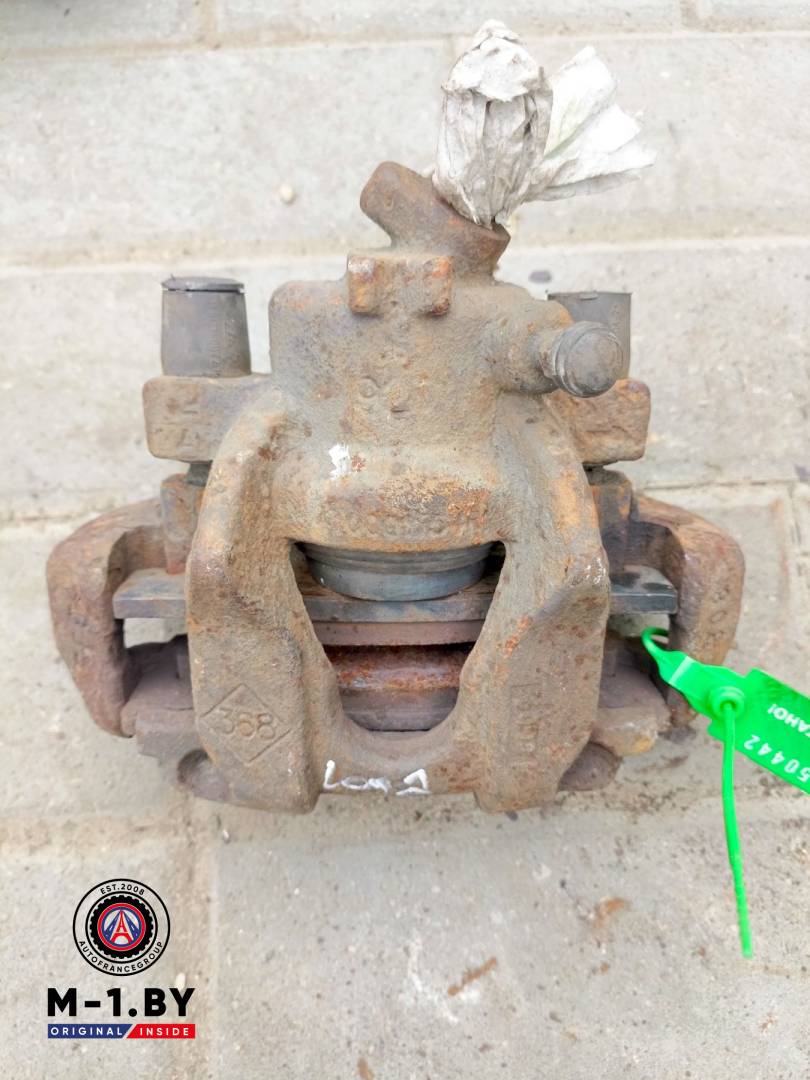 суппорт передний левый Renault Logan 2 поколение (2012 - 2016), 1.6 л., бензин - фото №1