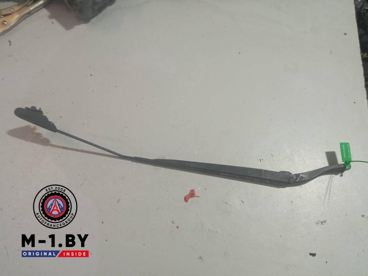 щеткодержатель (поводок стеклоочистителя, дворник) Renault Megane 3 поколение (2008 - 2014), 288860005R - фото №1