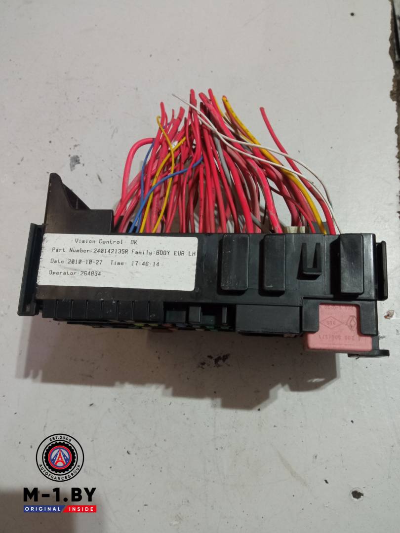 блок предохранителей Renault Latitude 1 поколение (2010 - 2014), 240142135R - фото №1