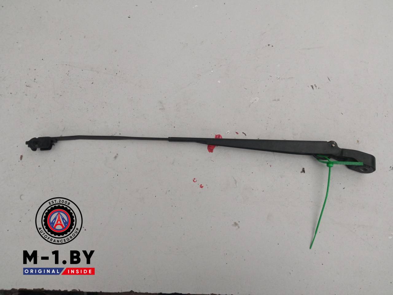 щеткодержатель (поводок стеклоочистителя, дворник) Renault Logan 1 поколение (2004 - 2009) - фото №1