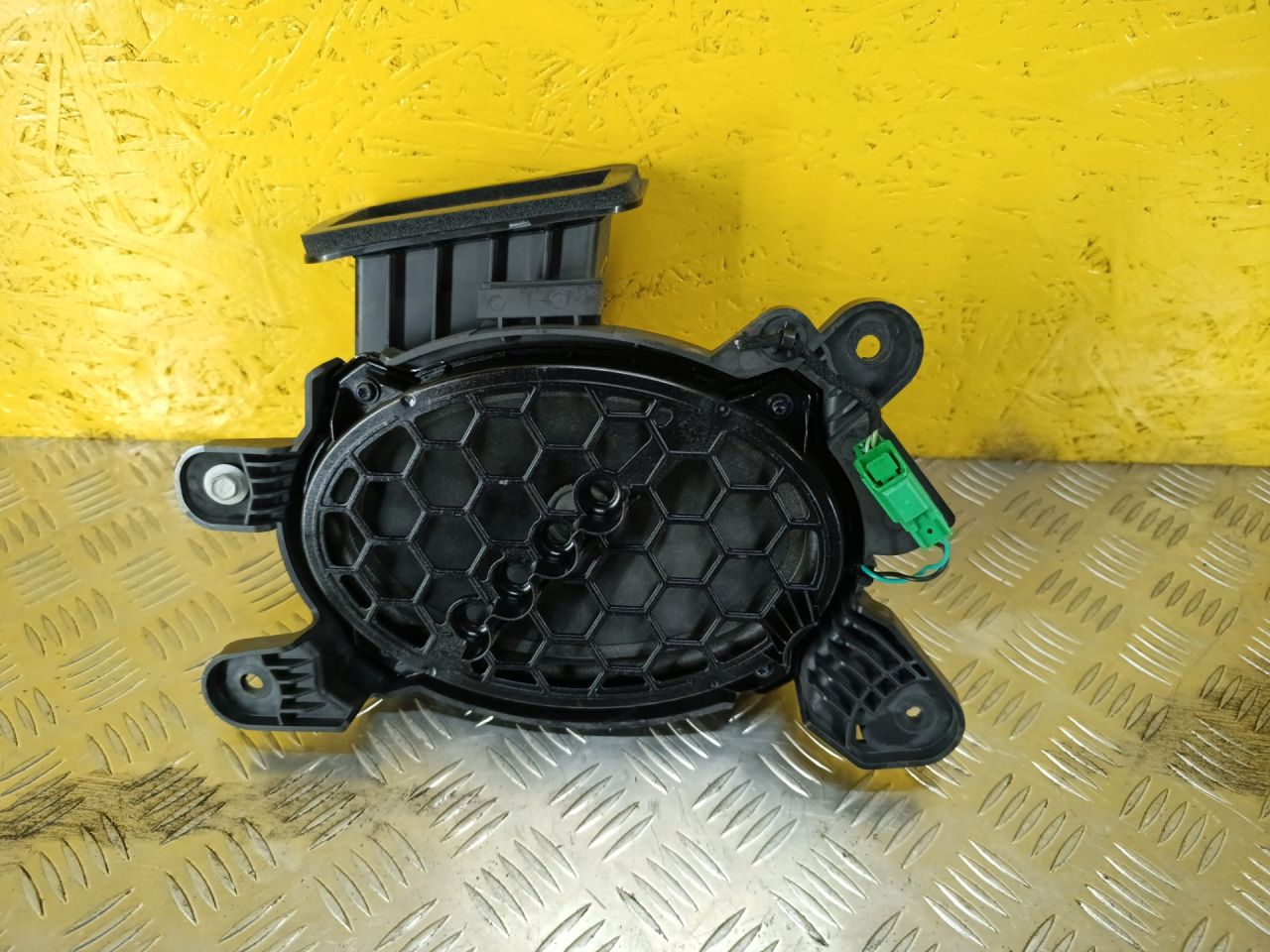 сабвуфер Ford Escape 4 поколение CX482 2021, 1.5 л., бензин, АКПП, передний привод, LJ6T-19A067-AB - фото №1