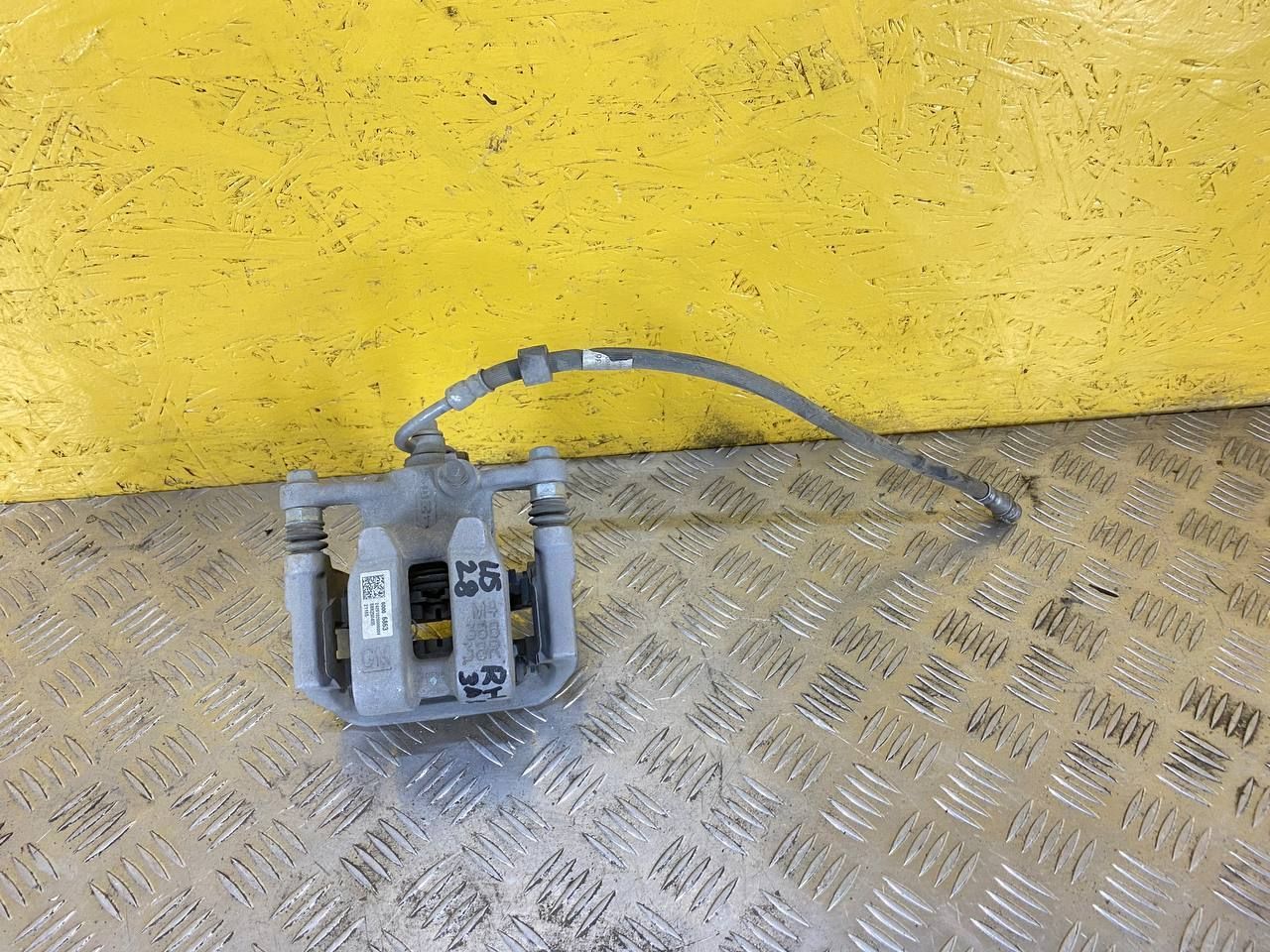 суппорт задний правый Chevrolet TrailBlazer 3 поколение 2022, 1.3 л., L3T, бензин, АКПП, черный, внедорожник 5 дв., передний привод, 60006863 - фото №1