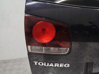 фонарь крышки багажника левый Volkswagen Touareg 1 поколение 2007