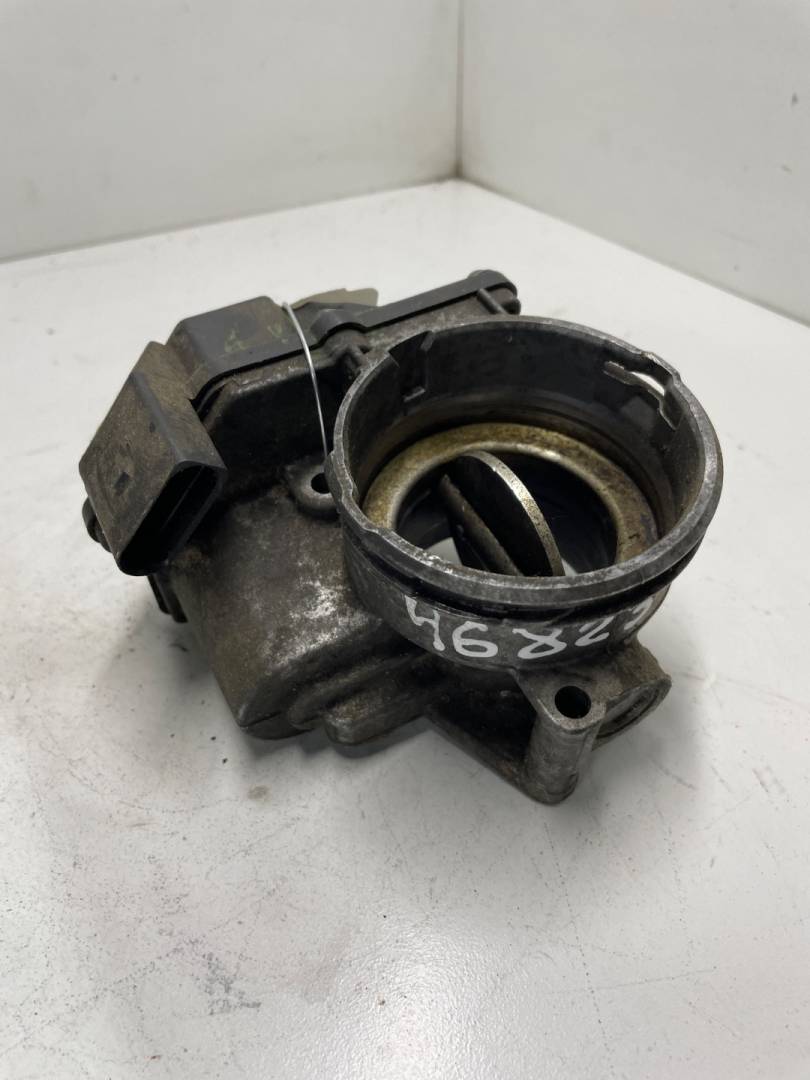 заслонка дроссельная Volkswagen Passat B6 2008, 1.9 л., дизель, седан, 03G128063G - фото №1