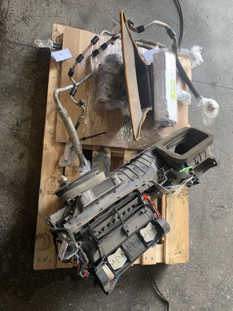 компрессор кондиционера Volkswagen Caddy 3 поколение 2010, 2.0 л., BDJ, дизель, 1K0820859S, 1T0820411, 1K0820721C, 1K0820047HB, 1T0820741S, 1T0820743AA, 33309963F, 2K1820003Q - фото №1
