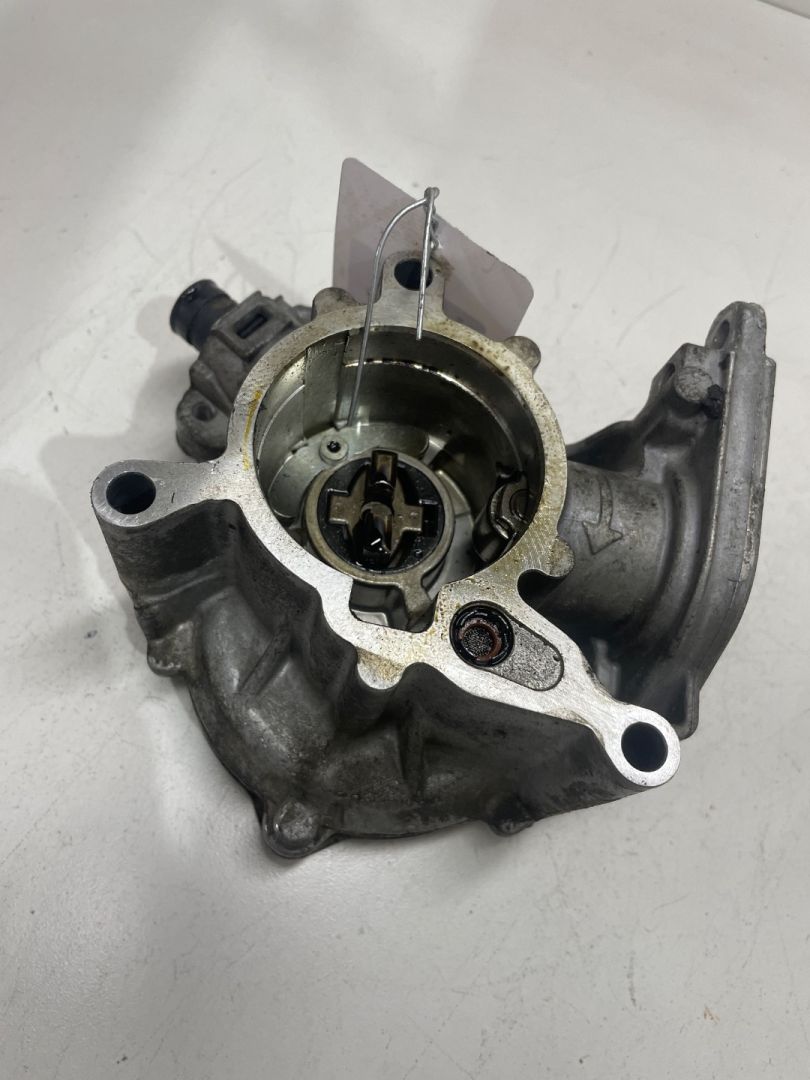 насос вакуумный Volkswagen Passat B6 2010, 2.0 л., бензин, 06J145100C, 0215121019312003, 06J145100G, 06J145100P, 06J145100A, 06J145100B - фото №1