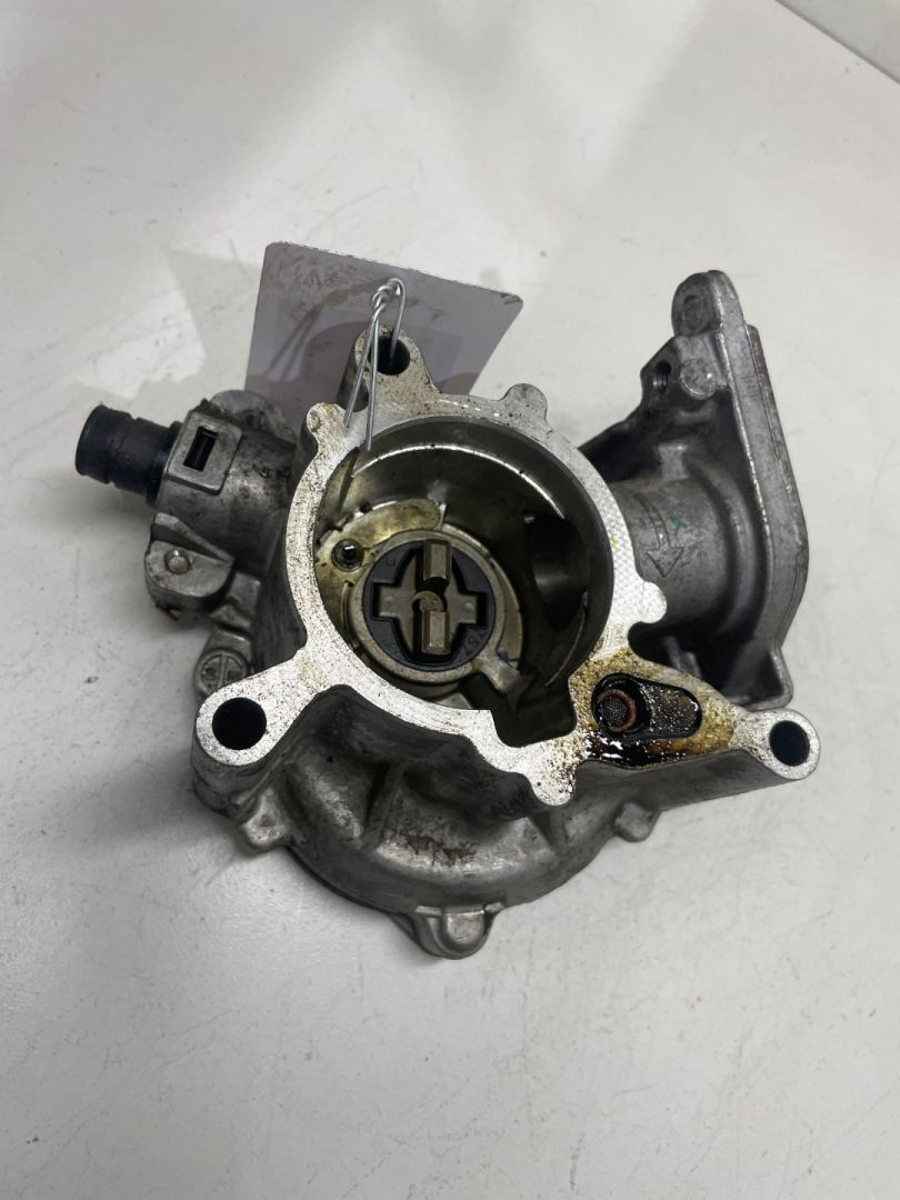насос вакуумный Volkswagen Passat B6 2010, 2.0 л., бензин, 06J145100C, 0215121019312003, 06J145100G, 06J145100P, 06J145100A, 06J145100B - фото №1