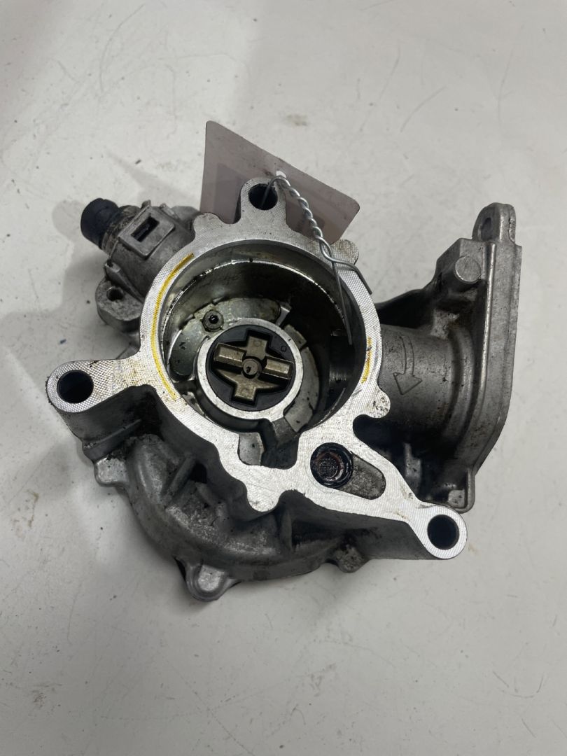 насос вакуумный Volkswagen Passat B6 2010, 2.0 л., бензин, 06J145100B, 0215121019312003, 06J145100G, 06J145100P, 06J145100A, 06J145100C - фото №1