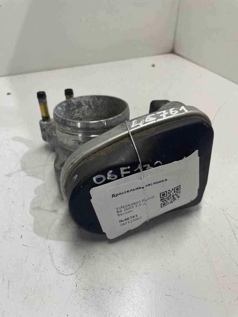 заслонка дроссельная Volkswagen Passat B6 2005, 2.0 л., бензин, 06F133062 - фото №1
