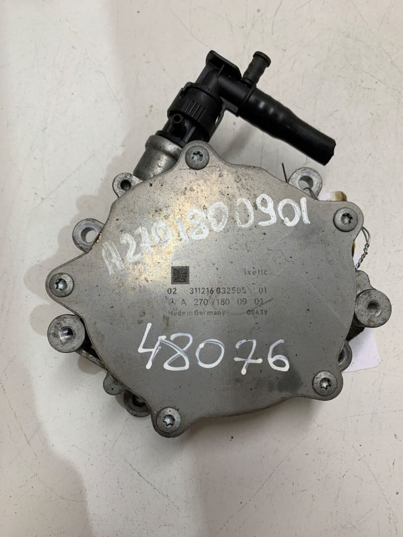 насос вакуумный Mercedes-Benz CLA-Класс C117 2016, 1.6 л., бензин, A2701800901 - фото №1