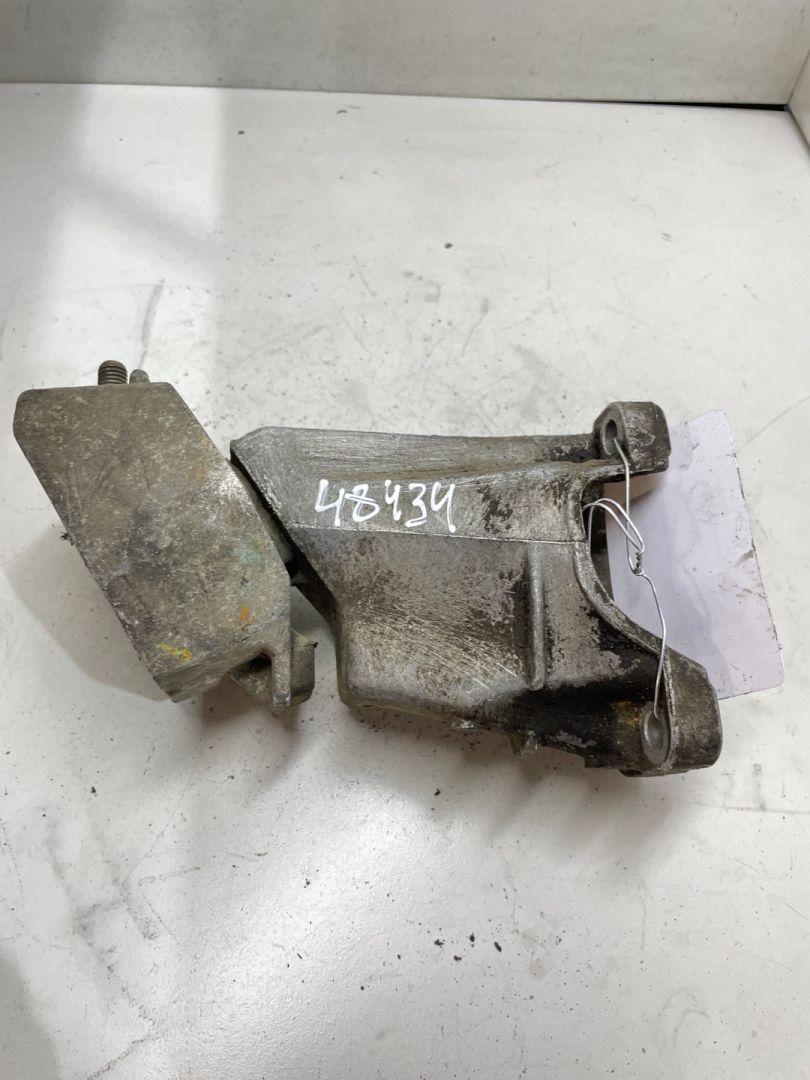 подушка крепления КПП Audi A6 4A/C4 1997, 4A0399113J - фото №1
