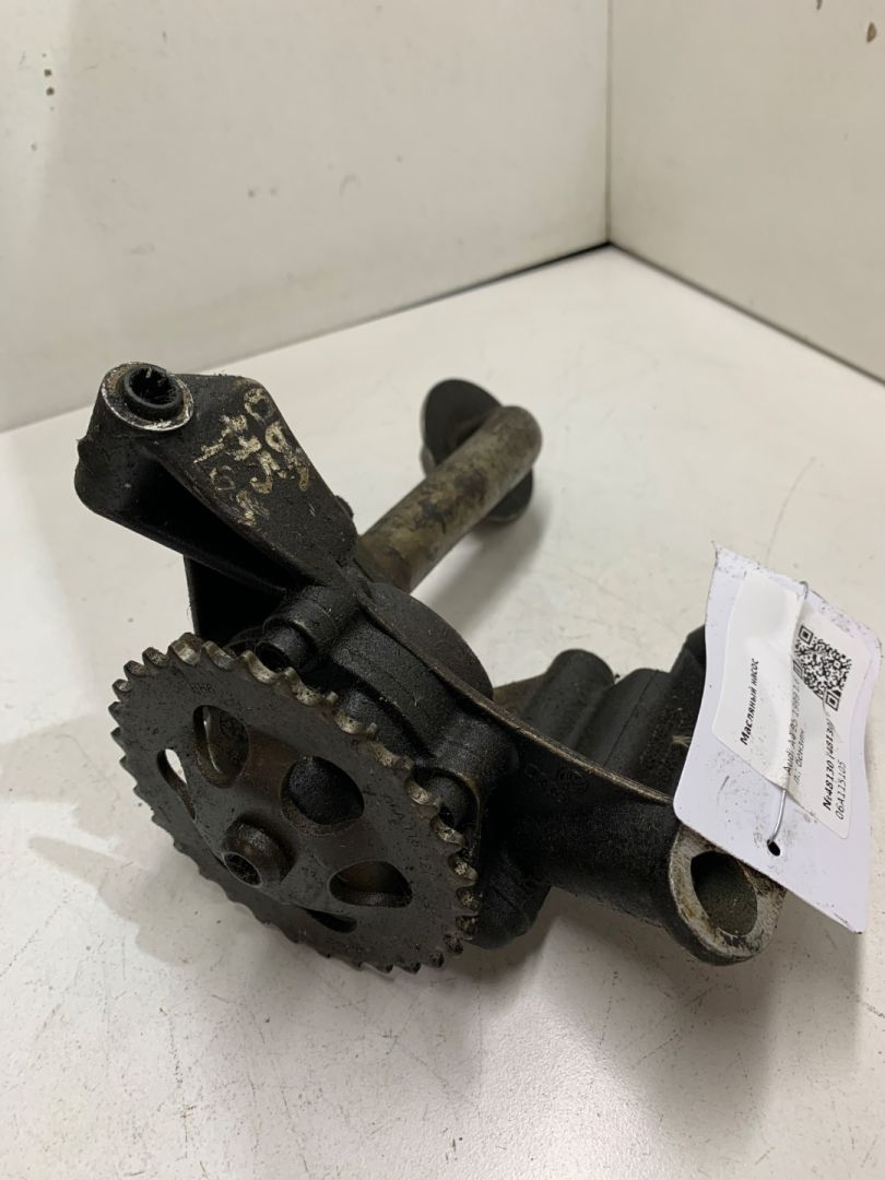 насос масляный Audi A4 B5 1999, 1.6 л., бензин, 06A115105 - фото №1