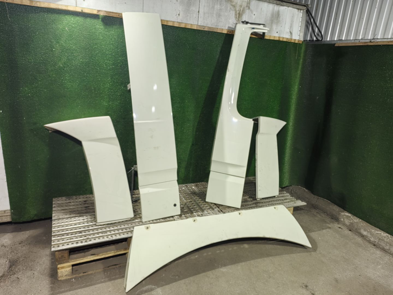 спойлер закабинный DAF XF 106 1 поколение 2018, 12.9 л., MX-13 375, дизель, АКПП, правый руль, 1836000, 1836004, 1836001, 1836005, 1291469, 1961547, 1961548 - фото №1