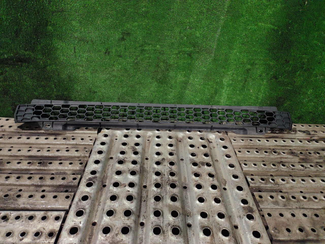 рамка (накладка) решетки радиатора Scania 6-series 2018, 12.7 л., DC 13.148, дизель, АКПП, правый руль, 2307679 - фото №1