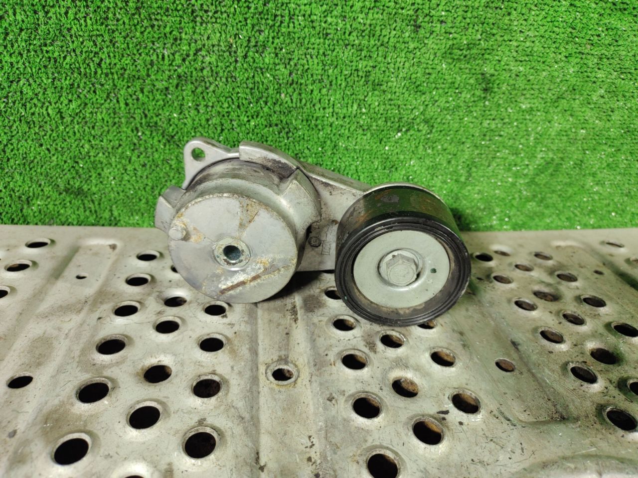 ролик натяжителя Volvo FH 3 поколение 2012, 12.8 л., D13C500, дизель, АКПП, 21422765 - фото №1