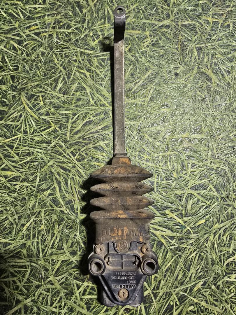 кран уровня подвески Renault Premium 2 поколение 2007, 10.8 л., DXi 11, дизель, МКПП, грузовик, 4640070120 - фото №1