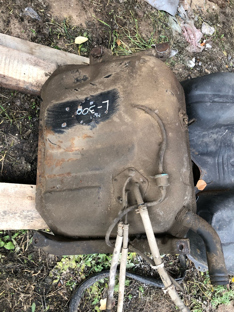 бак топливный Mitsubishi Space Gear 1 поколение L400 1994, 2.5 л., 4D56 (12V), дизель, МКПП, задний привод, MR100079, MR100205, MB904183 - фото №1