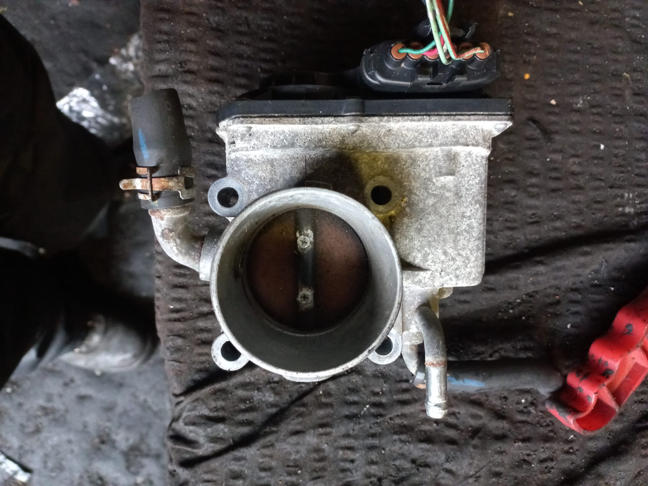 заслонка дроссельная Suzuki Swift 3 поколение 2008, 1.6 л., M16A, бензин, 5МКПП, M16A - фото №1