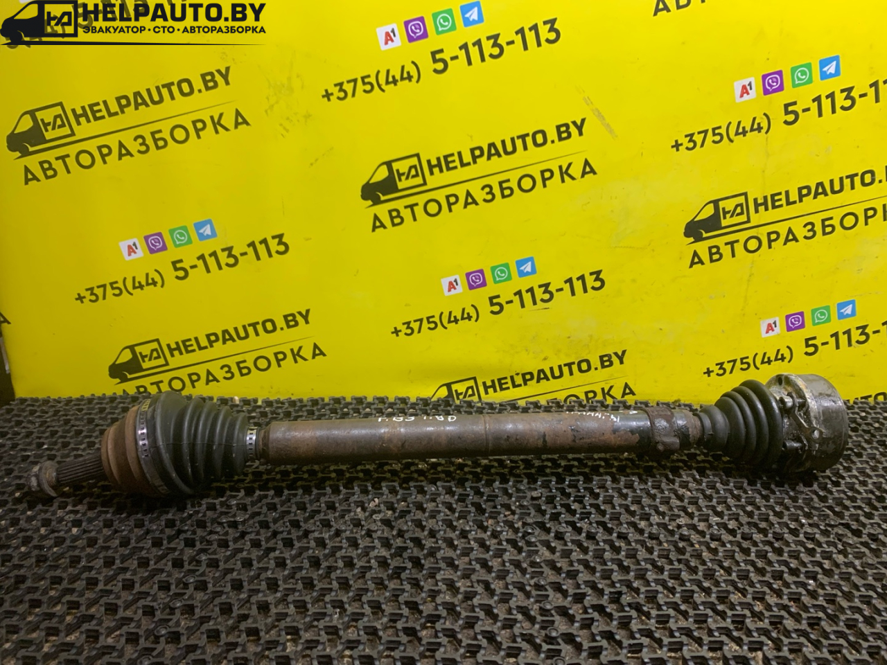 полуось передняя правая (приводной вал, ШРУС) Volkswagen Passat B3 1993, 1.9 л., AAZ, дизель, 5МКПП, черный, универсал, передний привод - фото №1