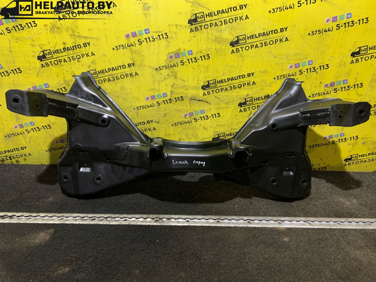 балка подвески передняя (подрамник) Mitsubishi Lancer 7 поколение 1996, 2.0 л., дизель, МКПП, белый, универсал, передний привод - фото №1