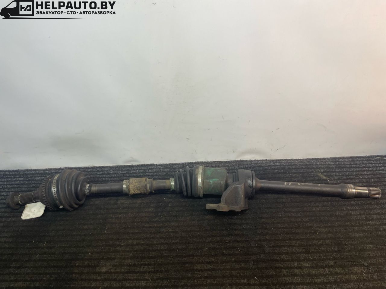 полуось передняя правая (приводной вал, ШРУС) Mazda 323 6 поколение 1998, 2.0 л., дизель, МКПП, синий, хетчбэк 3 дв. - фото №1