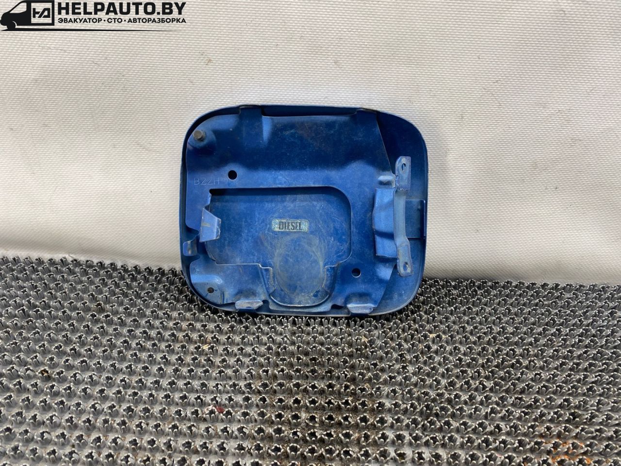 лючок топливного бака Mazda 323 6 поколение 1998, 2.0 л., дизель, МКПП, синий, хетчбэк 3 дв. - фото №1