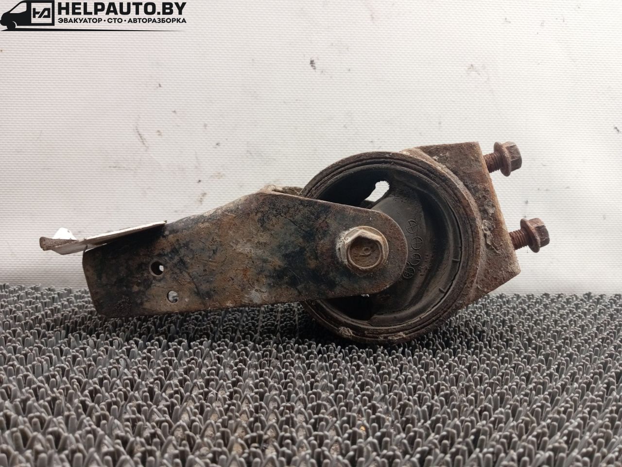 подушка крепления двигателя Mazda 323 6 поколение 1998, 2.0 л., дизель, МКПП, синий, хетчбэк 3 дв. - фото №1