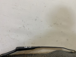 щеткодержатель (поводок стеклоочистителя, дворник) Audi A4 B5 1999, 1.8 л., бензин, АКПП, черный, универсал, передний привод